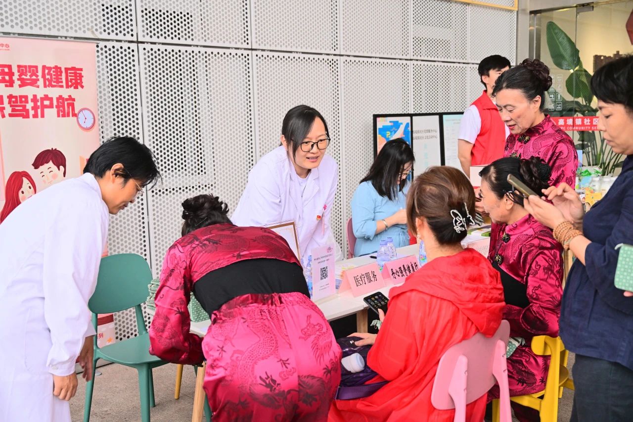 宝山区举办“家在上海·圆梦宝山·共贺国庆”庆祝新中国成立75周年文艺汇演暨医疗信息咨询活动
